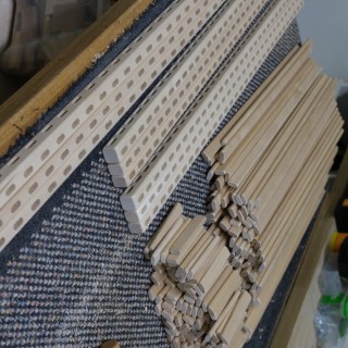 Elementskydd av massiv björk med vertikala ribbor